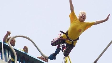 82-годишната жена скочи за 40-и път с бънджи (Видео)