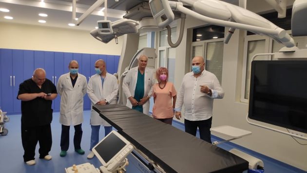 Директорът на болницата д-р Стефан Филев (вдясно) и съдови хирурзи на откриването на хибридната операционна зала 