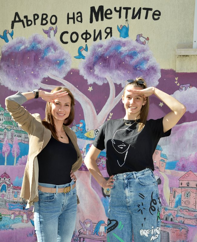 Симона и Мадлен пред цветен графит на уличка в родната си София.