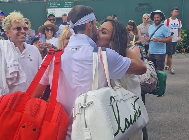 След победата звездата ни в тениса получи целувка от приятелката си Мадалина Геня, която отново е в Лондон при него.

СНИМКА: СОФИЯ ТЕРЗИЙСКА