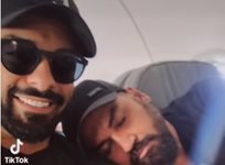 Азис спи на рамото на Меди по време на полет (Видео)