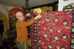 Якоб ван Бейлен грижовно съхранява килимите от колекцията си.