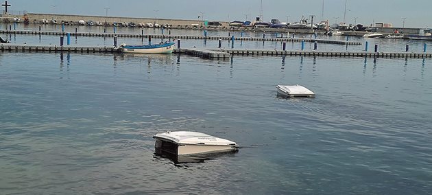 Водни дронове събират боклуците край Поморие