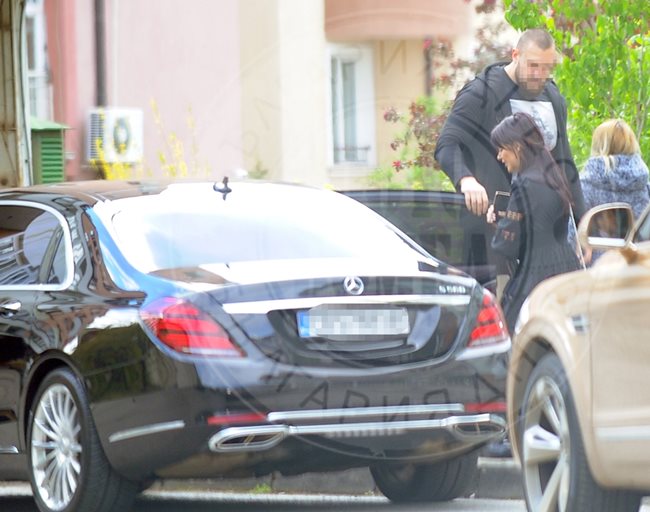 Гущерова се придвижва с луксозна кола