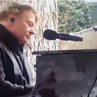 (Видео) Подиграват Аксел Роуз за пеенето на погребението на Лиса Мари Пресли