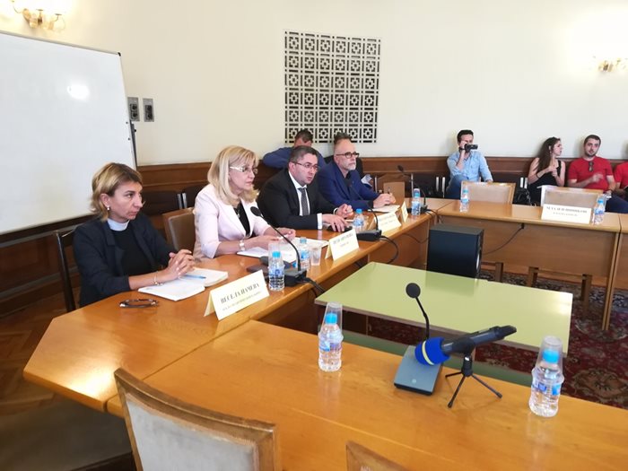 Регионалният министър Петя Аврамова с нейния заместник Николай Нанков и шефът на толуправлението Олег Асенов бяха изслушани от ресорната комисия.