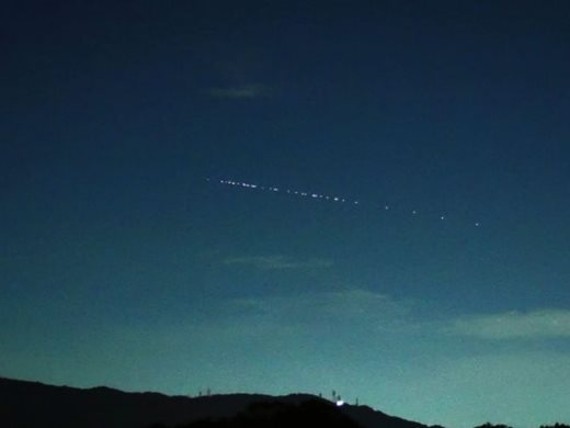 19 сателита на Мъск прелетяха над България в събота, след 21,15 часа (Видео)