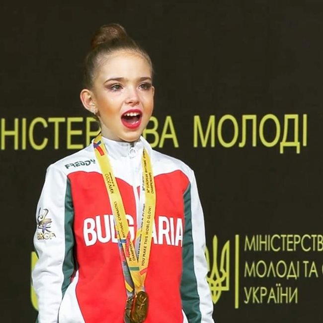 Стилияна Николова пее химна след златното си изпълнение на лента на европейското първенство в Украйна.

