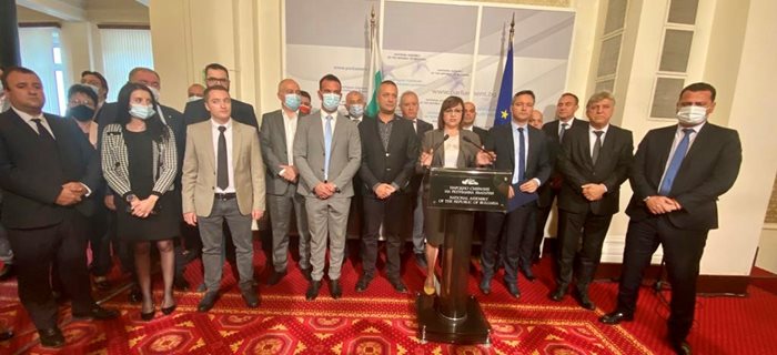 Нинова заедно с парламентарната група на “БСП за България” направи изявление пред журналистите.