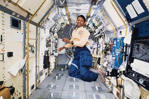 Мей Джеймисън има само един космически полет на борда на совалката “Индевър” и над 190 часа в Космоса.

СНИМКА: ГЕТИ ИМИДЖИС