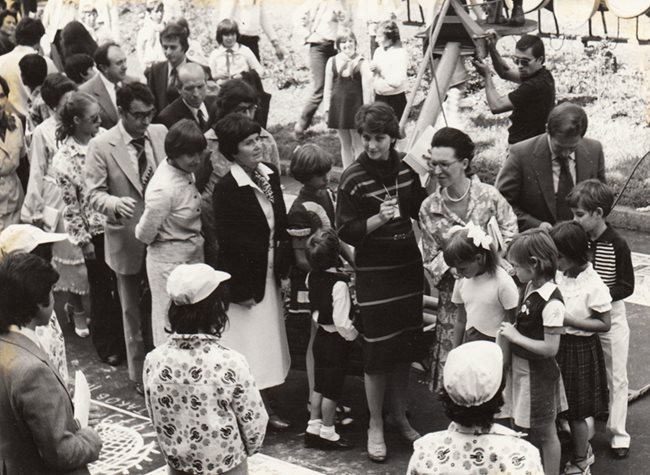 Лиляна Стефанова (в бялата рокля) и Людмила Живкова (с очилата) сред децата на Международната детска асамблея “Знаме на мира”, 1979 г.