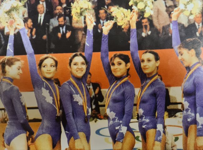 Златните момичета от ансамбъла на България, световен шампион от Валядолид през 1985 г. - Виктория Димитрова, Паулина Кръстева (вече Николова), Светла Чобанова, Лидия Бочева, Красимира Божилова и Мария Минчева.