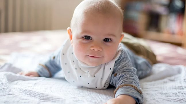 Защо поставянето по корем е толкова важно за бебето?
