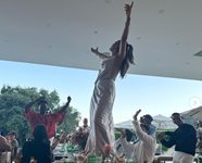 Дженифър Лопес танцува по масите на шумно парти за 54-ия си рожден ден (Видео)