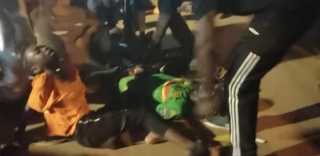 Ранени привърженици лежат на земята
Снимки: Ройтерс