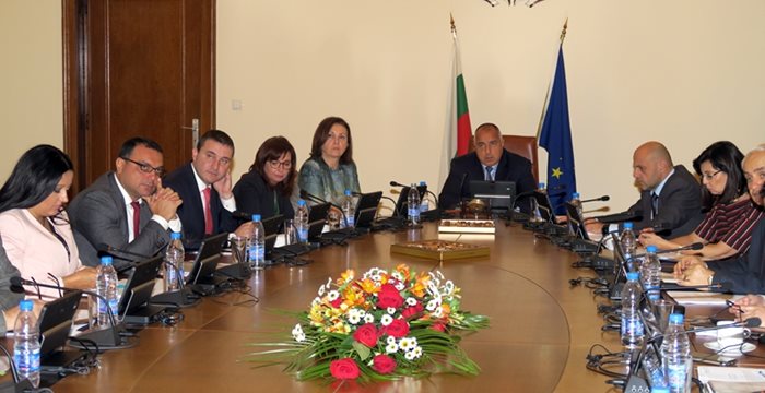 Министерският съвет даде съгласие финансовият министър Владислав Гоанов (в средата) да прекрати договора с ПИБ, след като банката върна изцяло отпуснатата сума от държавата.
