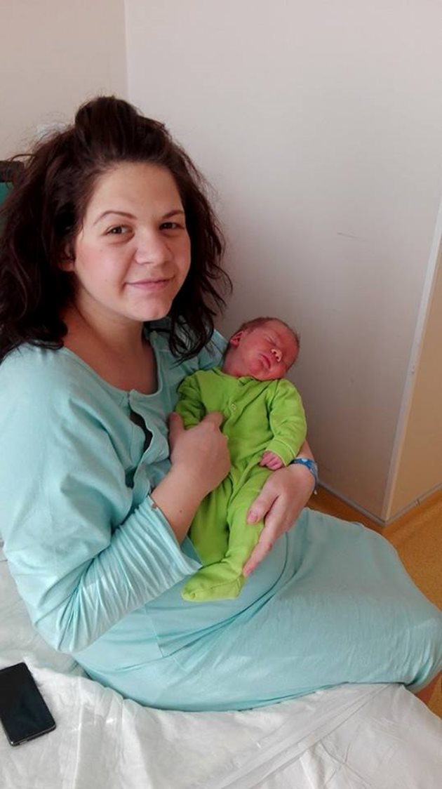 Щастливата майка Йорданка с новородения си син