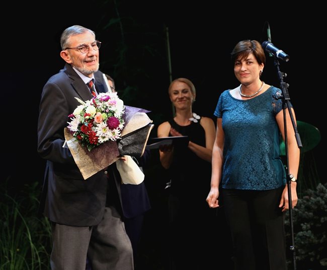 Десислава Кулелиева връчва наградата на Иво Хаджимишев.