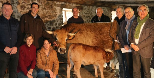 Кравата От с телето си в семейната ферма със специалистите, които са я избрали за рекламно лица на SIA