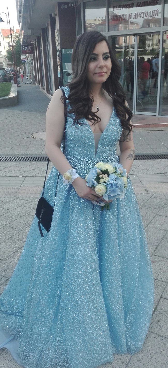 Дъщерята на Тони Димитрова Маги блестеше в невероятна бледо синя рокля с перли.