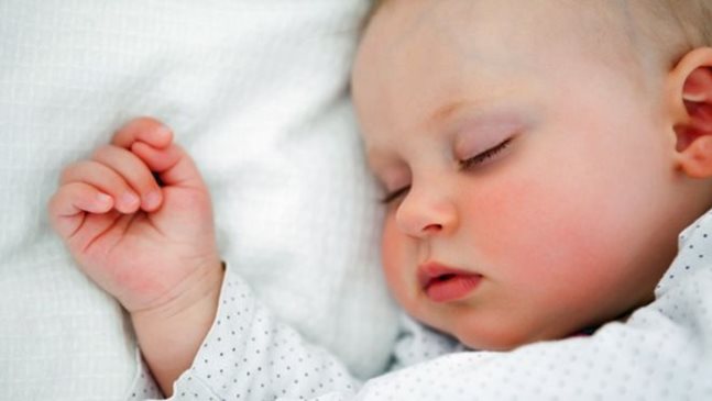 Защо сънят на бебето е неспокоен?