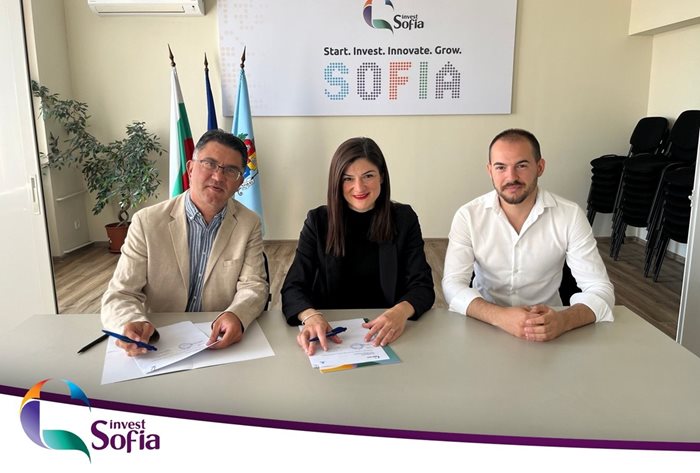 Главният изпълнителен директор на СОАПИ д-р Мария Христова подписва меморандум за сътрудничество с компанията за управление на човешки ресурси CTeam Bulgaria . Тя е поредният сътрудник в партньорската мрежа по инициативата Sofia IS.