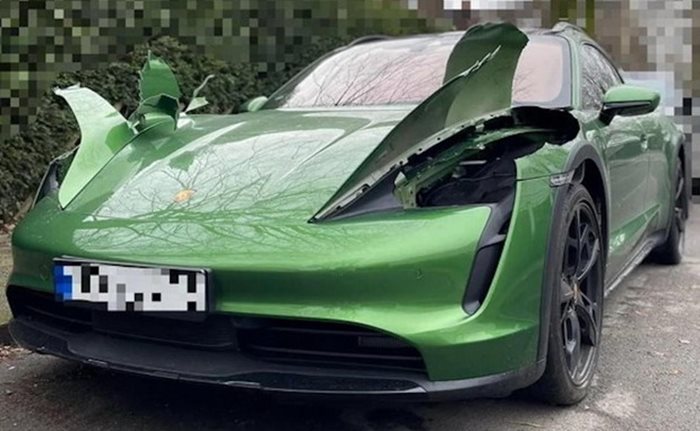 Обезобразеното електрическо Porsche Taycan. Снимки: Reddit/No_Supermarket9751