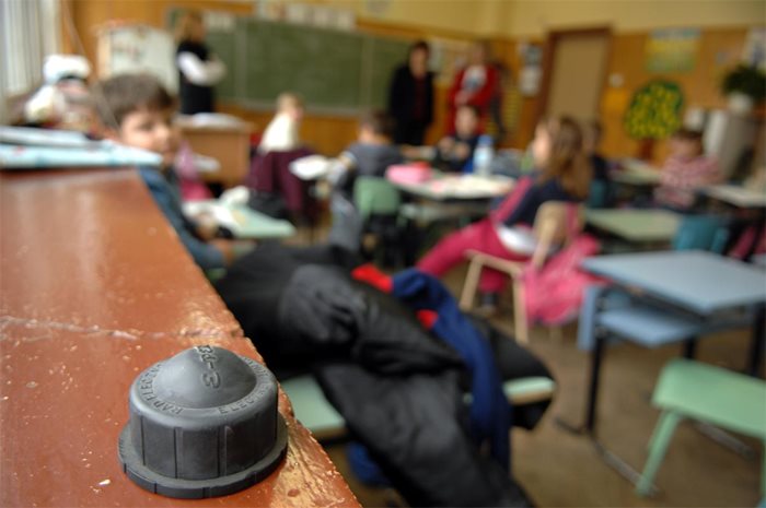 Половината училища и детски градини в район “Кремиковци” в София показаха концентрации на радон във въздуха над препоръчителното при проверка в началото на 2012 г. На преден план е детекторът за радон, който инспекторите поставяха в класните стаи. 
