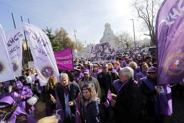 8000 работници поискаха по-високи заплати по-време на протеста на КНСБ в петък.