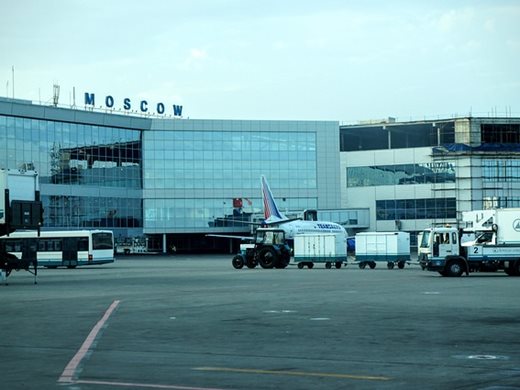 Отменят и бавят полети на летищата в Москва заради обилен снеговалеж