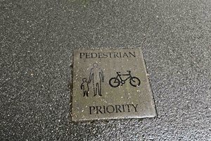 Знак за предимство на пешеходците в Хайд парк