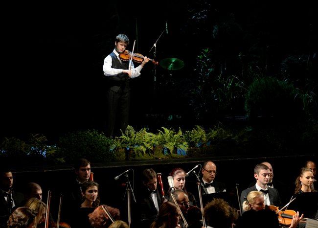 Талантливият цигулар Кай Емилов Орлинов смая гостите с виртуозното си изпълнение.