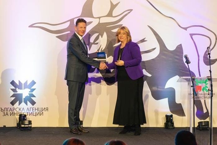 Издателят на “24 часа” Венелина Гочева връчи специалната награда на медията на изпълнителния директор на “Аурубис” Тим Курт.