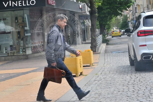 Димо Гяуров с тайнствена чанта
