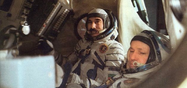 Георги Иванов на 82 г. - пред лицето на смъртта в Космоса с шеги за мустаците му  под скафандъра