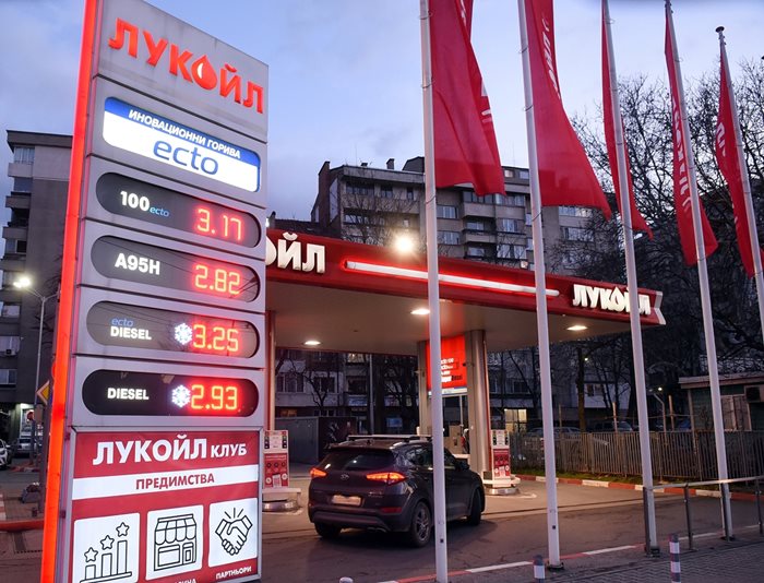 Горивата поскъпнаха през последните седмици и цената на масовите бензин и дизел почти стигна 3 лева.
СНИМКА: ВЕЛИСЛАВ НИКОЛОВ