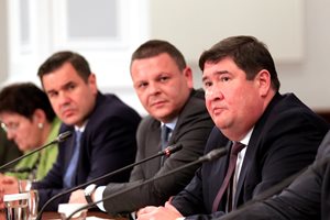 Изпълнителният директор на “Лукойл Нефтохим Бургас” Илшат Шарафутдинов (вдясно) твърди, че без износа рафинерията не би била рентабилна.



СНИМКА: ВЕЛИСЛАВ НИКОЛОВ