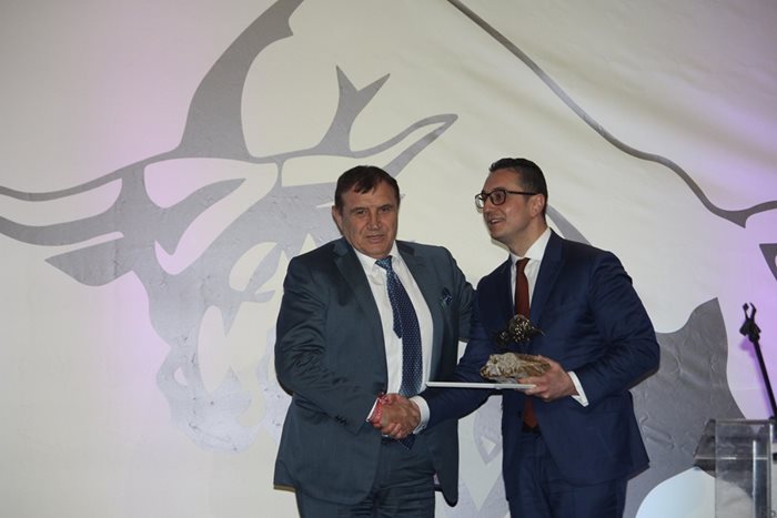 Николай Вълканов(вляво) получи почетната награда за “Инвестиция в разширяването на бизнеса” от Стамен Янев.