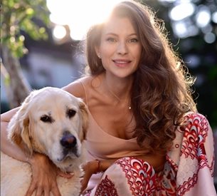 Щерките на Никол Станкулова накичиха кучето си с розова шнола