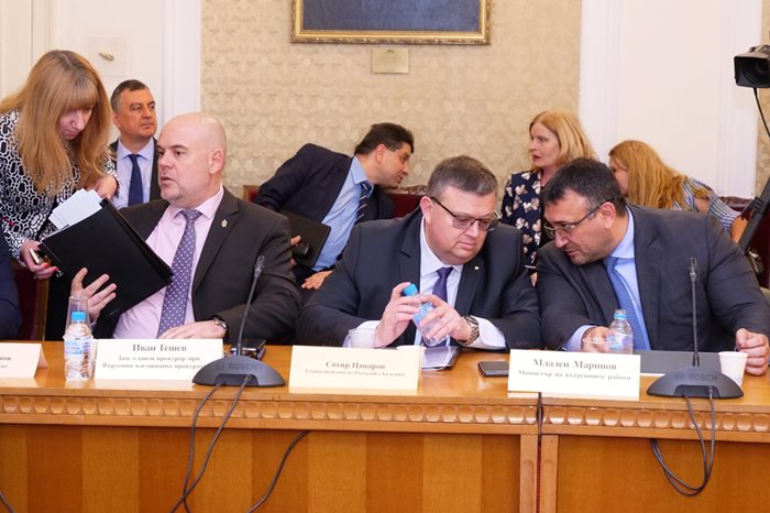 Главният прокурор Сотир Цацаров, заместникът му Иван Гешев и министърът на вътрешните работи Младен Маринов на заседанието на комисията.