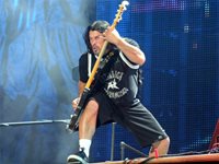 Серенада от Metallica, Rammstein на колене