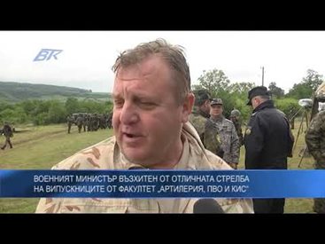 Вижте как Каракачанов стреля на полигона край Шумен (Видео)