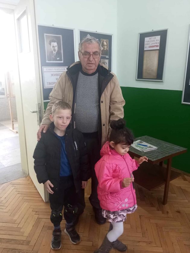 Кметът Личко Цолов с децата