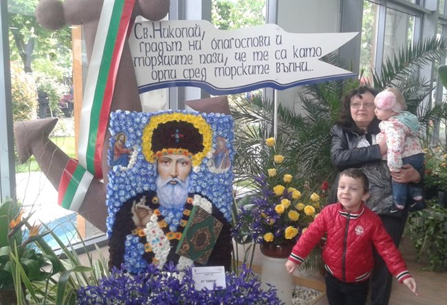Икона от цветя  на пазителя на Бургас Св. Николай Чудотворец.