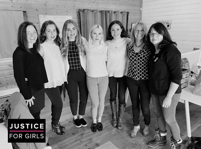Меган участва в сбирка на "Справедливост за момичета" във Ванкувър, след като напусна Лондон.
