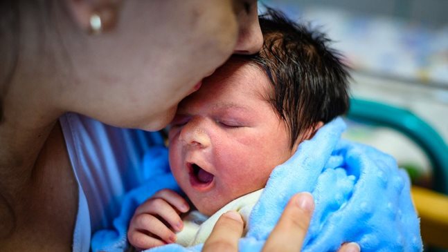Първото бебе за 2021 г. проплака във Варна