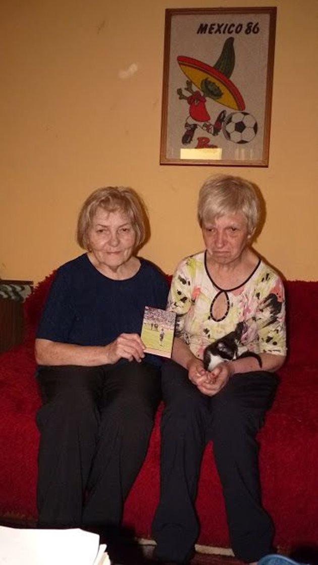 Емилия (вляво) и Елена със снимката на Марадона, на която Богдан е написал "моят гробокопач"