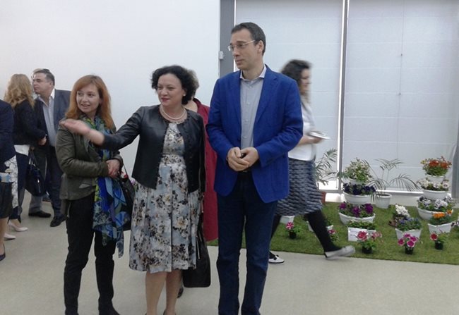 Министър Ивелина Василева и кметът Димитър Николов разгледаха всички павилиони.