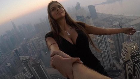 Полицията привика блондинката, която "полетя" от небостъргач в Дубай  (Снимки+Видео)