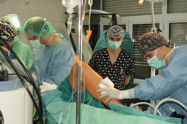 Двата екипа - по вземането на тъкани от крака за автотрансплантацията и този, който отстранява тумора, работят едновременно. СНИМКИ:  МЕДИЦИНСКИ АРХИВ